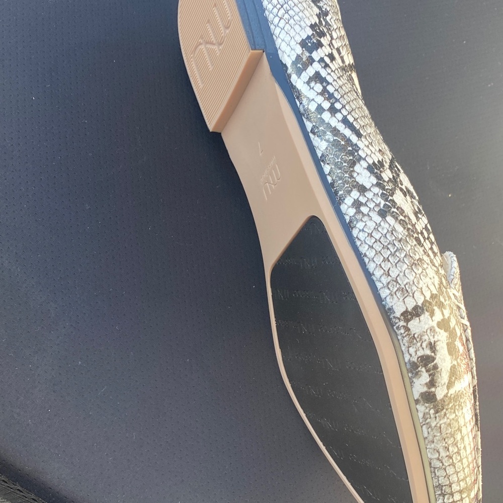 Python Print Pointed Toe Flats Gray White - Picture 4 of 4